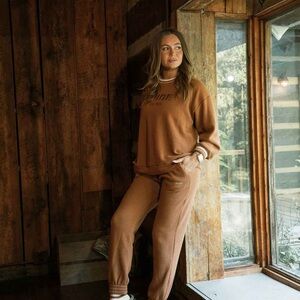 Tribe Kelly sweat set. Top XL Bottoms L
Color Spice